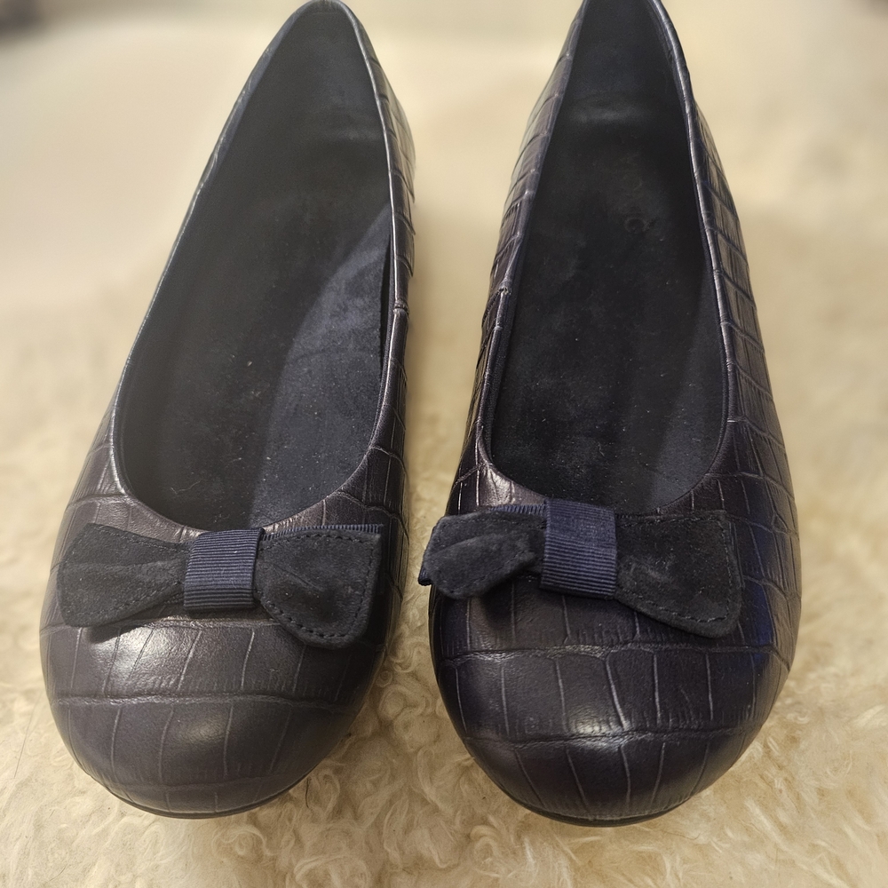 Vionic Navy Croc-Embossed Flats - Picture 2 of 15